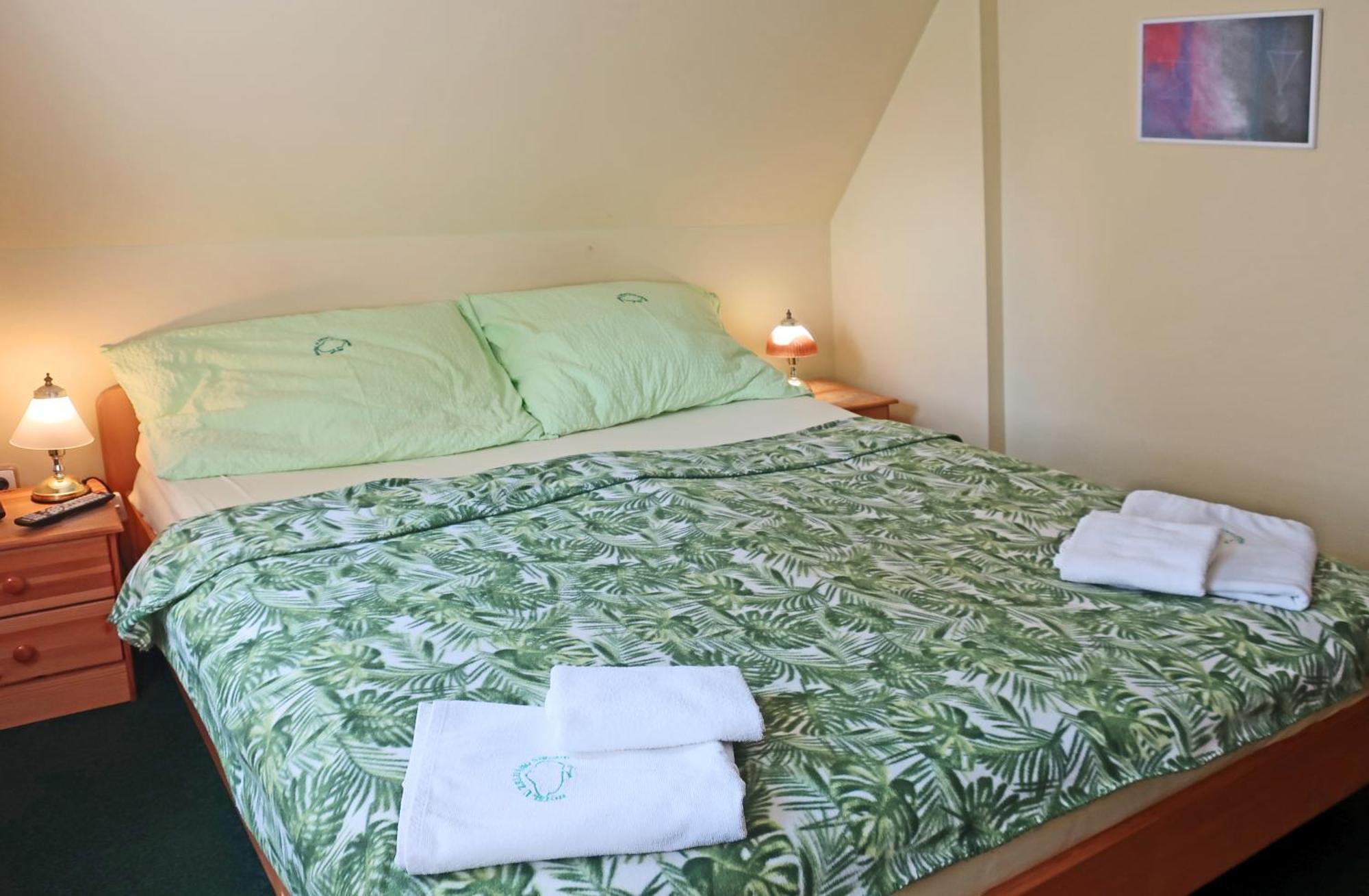 Hotel U Zeleneho Stromu - Zum Gruenen Baum Hřensko Kültér fotó